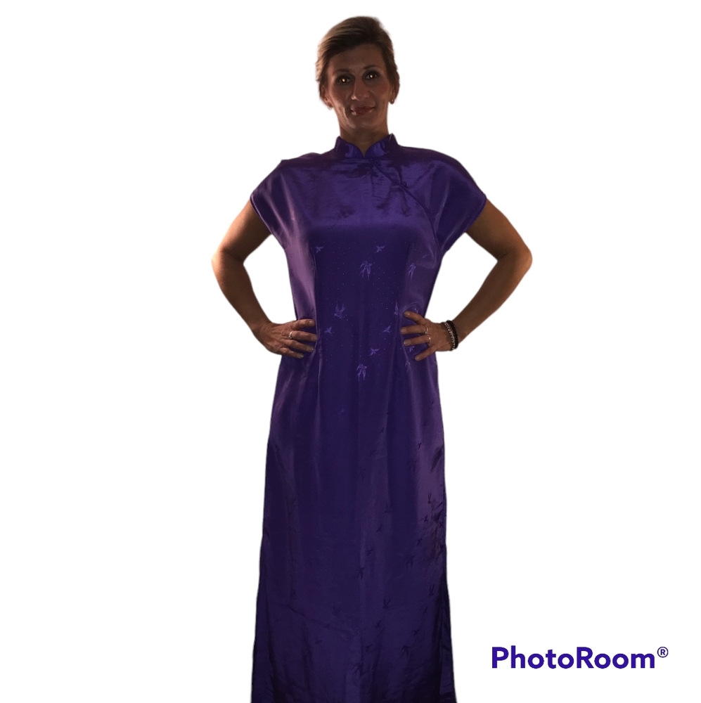 This is a very elegant Chinese looking purple floor leanthed dress.